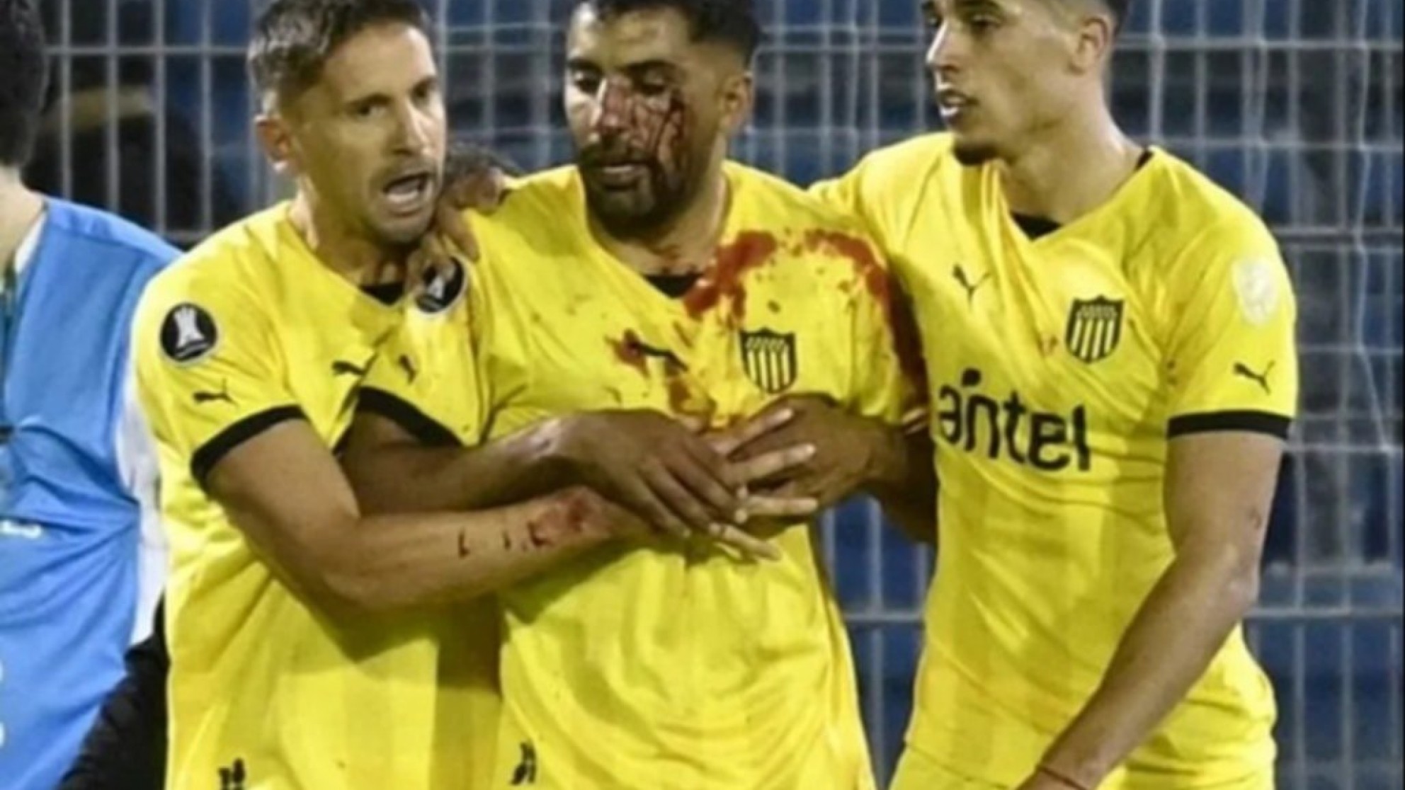 Escándalo en la Copa Libertadores: Hincha de Rosario Central agredió a jugador de Peñarol